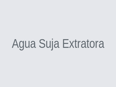 Água suja removida da extratora de sofá