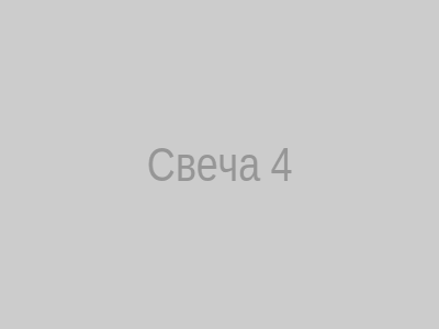 Горящая свеча в поминальном подсвечнике