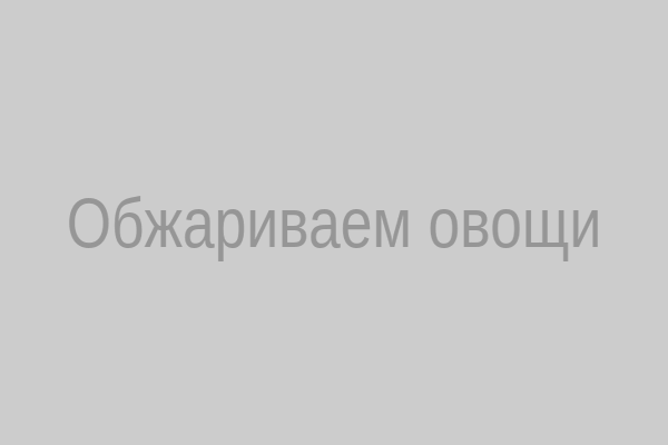 Обжариваем лук, морковь и мясо