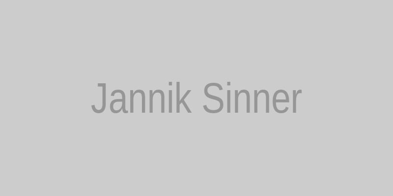 Jannik Sinner in azione durante le ATP Finals