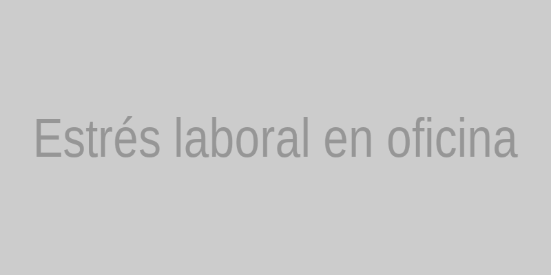 Ejecutivo estresado frente a la computadora