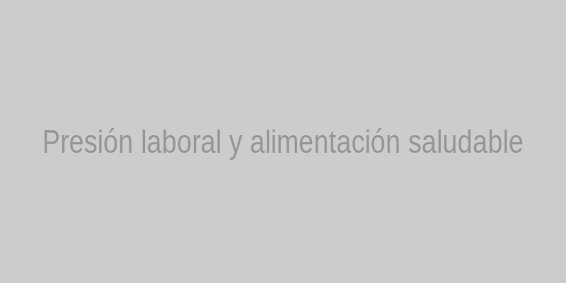 Persona comiendo saludable en su escritorio mientras trabaja
