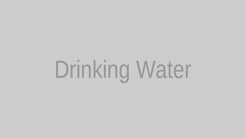 サプリな水をペットボトルから飲む女性