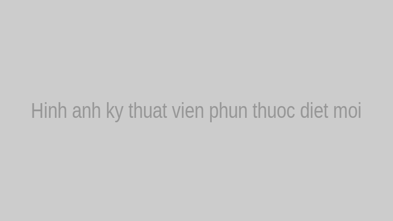 Hình ảnh kỹ thuật viên đang phun thuốc diệt mối chuyên nghiệp